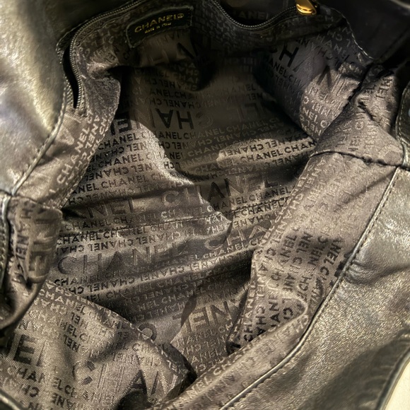 CHANEL Black Leather with Chunky Gold Chain Shoulder Bag - Full Inculsion - Picture 11 of 13